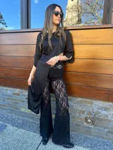 Maxiremera negra con corte asimétrico y mangas 3/4 acampanadas.