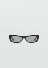 Gafas de sol rectangulares negras con lentes grises y montura de pasta hecha con residuos reciclados de policarbonato.