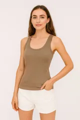 Musculosa negra de algodón con breteles anchos, corte al cuerpo y cuello redondo.