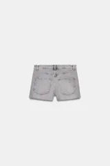 Shorts de denim gris claro con efecto lavado, tiro bajo y corte ancho (baggy). Presenta cinco bolsillos y cierre frontal con cremallera y botón metálico.