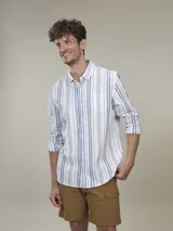 Camisa celeste a cuadros blancos, de manga larga y corte recto.