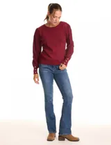 Buzo de tejido lurex marca Nanette en color bordó, con cuello a la base y mangas largas de diseño plisado. Los puños cuentan con apliques de botones decorativos.