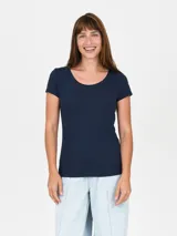 Remera de manga corta color crema, con cuello redondo.