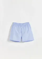 Conjunto de pijama para hombre, compuesto por una remera gris de manga corta con bolsillo en el pecho y un short a rayas verticales celestes y blancas con cintura elástica y botones decorativos.