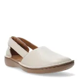 Sandalia cerrada color blanco hueso, estilo alpargata o bailarina cerrada, con puntera redondeada y tira ajustable en el talón. Presenta una suela de goma marrón claro.