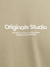 Camiseta color beige de manga corta y cuello redondo con fit relajado. Estampado en relieve con la leyenda "Originals Studio brought to you by Jack&Jones designed in Copenhagen".