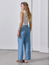 Pantalón ancho de lyocell color celeste, con cintura elástica ajustable con cordón y aberturas laterales en el ruedo con detalle de flecos.
