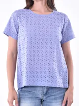 Blusa azul claro con pequeños calados en forma de flor.
