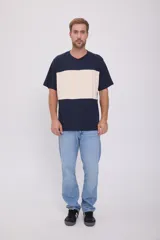 Camiseta de hombre con cuello redondo y mangas cortas, color azul marino con bloque horizontal color crema en el pecho y logo 'Originals' bordado.