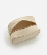 Set de tres neceseres: uno grande rectangular transparente con cierre de cremallera, uno mediano rectangular con textura en relieve y cierre de cremallera, y un sobre con textura en relieve y cierre de cremallera.