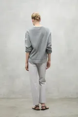 Buzo gris de algodón con cuello redondo y mangas largas.