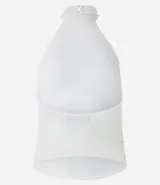 Blusa blanca sin mangas con cuello alto halter, botón en la parte de atrás del cuello, fruncidos laterales y efecto brilloso.