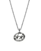 Collar de cadena plateada con dije ovalado con el logo de la marca grabado.