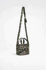 Mini bolso tipo shopper con estampado animal print, doble asa corta y correa larga ajustable.