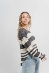 Sweater tejido calado a rayas horizontales anchas en color gris oscuro y crudo, con escote en V y corte recto.
