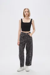 Pantalón de jean de tiro alto con estampado animal print de cebra en tonos borgoña y negro.