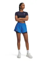 Short deportivo Under Armour Fly By 2 in 1 para mujer, color verde agua con detalles en blanco. Cuenta con cintura elástica, calza interior incorporada y bolsillo lateral con cierre.
