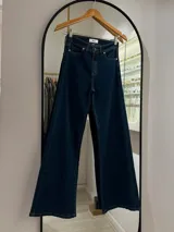 Pantalón de jean azul oscuro, de tiro alto y corte wide leg.