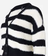 Cardigan corto con cuello en V, manga larga y cierre abotonado. Diseño a rayas horizontales en blanco y negro, confeccionado en tejido de punto con textura de pelo.
