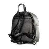 Mochila negra de cuero sintético con textura graneada. Tiene un compartimento principal con cierre doble, un bolsillo interno con cierre, un bolsillo interno abierto y un bolsillo externo con cierre. Las correas son regulables y los herrajes son plateados.