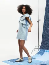 Vestido corto de jean celeste con volados en los hombros y ruedo desflecado.