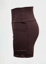 Calza corta de lycra color chocolate, tiro alto con pretina ancha y bolsillos laterales.