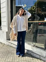 Pantalón de jean azul oscuro, de corte recto y tiro alto.