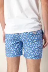 Short de baño azul con estampado de flores blancas, cintura elástica y cordón ajustable.