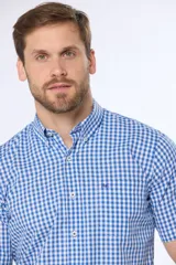 Camisa de hombre a cuadros azules y blancos, de manga corta y corte clásico.