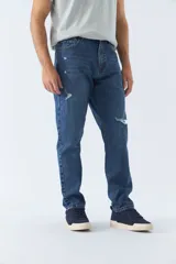 Pantalón de jean negro de corte slim cropped, con bolsillos y presillas para cinturón.