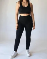 Calza larga chupín de tela suplex color negro, con felpa en el interior y tiro alto.