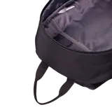 Mochila unisex Cat Gobi Light negra, con logo blanco en el frente y detalles en amarillo. Cuenta con un compartimento principal con cremallera, un bolsillo interior acolchado para el portátil, trabillas frontales para sujetar accesorios y bolsillos laterales planos.