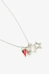 Collar plateado de cadena fina con dijes colgantes: pimiento rojo y verde, cabeza de elefante, cuenta de vidrio y estrella con strass.