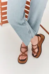 Sandalias negras con plataforma y tiras cruzadas.