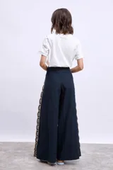 Remera blanca de algodón con mangas cortas y cuello redondo.