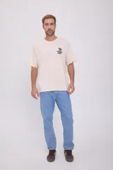 Camiseta color crema de manga corta y cuello redondo con estampado en la espalda de un disco de vinilo con pies y el texto "Totally Legi Record Store".