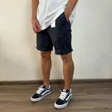 Bermuda de gabardina azul marino con dobladillo.