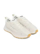 Championes Under Armour Street Mirage, color negro con suela blanca.