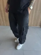 Pantalón cargo negro de corte baggy con cuatro bolsillos grandes con solapa.