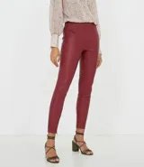 Pantalón legging color borgoña de cuero sintético.