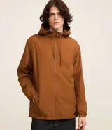 Campera marrón clara, tipo rompevientos, con capucha ajustable con cordón, cierre frontal con cremallera, bolsillos laterales con cremallera y puños elásticos.