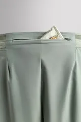 Shorts deportivos color verde claro confeccionados en tejido técnico ligero y elástico. Cuentan con cintura elástica ajustable con cordón interior, bolsillos frontales, bolsillo trasero de seguridad con cierre de cremallera, bajo con acabado termofijado y aberturas laterales. Detalle de logo estampado en la pierna. Largo interior de pierna: 17 cm. Tejido Quick Dry nivel 2. Zara Athleticz.