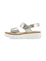 Sandalia de cuero metalizado color bronce, con tiras de ajuste con velcro y suela de PU color negro.