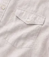 Camisa de hombre de manga corta confeccionada en una mezcla de lino y algodón, marca Marfinno. Presenta un calce confort, cuello clásico, cierre frontal con botones y un bolsillo de parche con solapa en el pecho. Las mangas cuentan con un detalle de dobladillo.