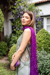 Pashmina violeta de lino con encaje, suave y liviana.