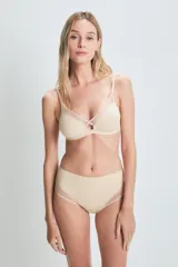 Bombacha vedetina color piel con cintura alta y paneles de tul transparente en los laterales.