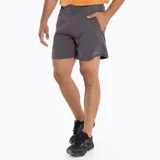 Short deportivo gris con cintura elástica ajustable con cordones, bolsillos laterales y logo de la marca en la pierna. Confeccionado con poliéster reciclado y elastano, con tecnología SwiftDry y protección UPF 50+.