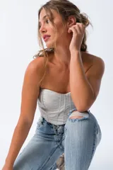 Top plateado tipo corset, sin mangas y con escote recto.