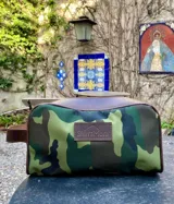 Neceser de lona verde con detalles en cuero color beige y etiqueta con logo de la marca Sierra Mora.