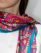 Bandana de satén estampado con diseño abstracto multicolor, marca Barrington.